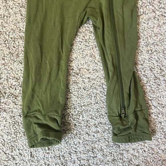 Kyte Baby Zippered Romper in Olive Size 6-12m - Picture 4 of 7